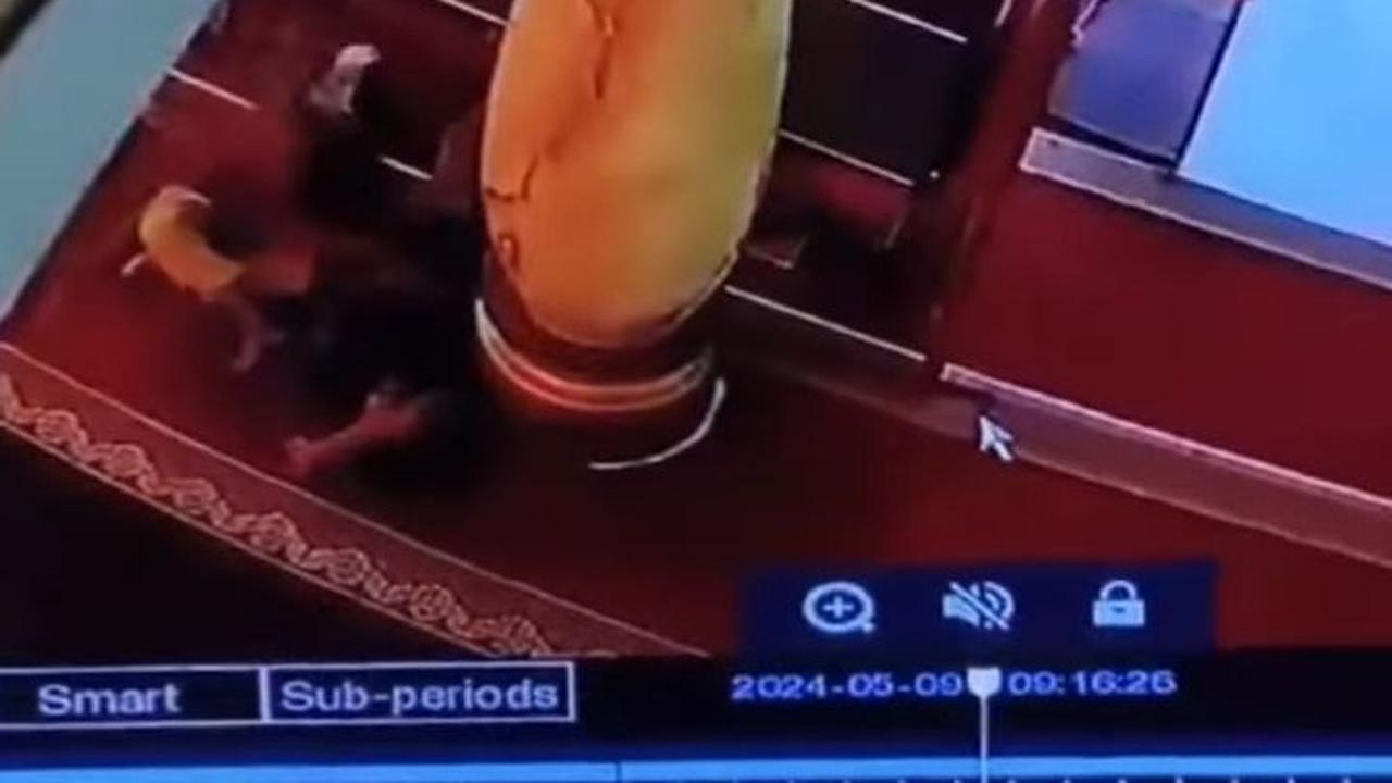 Viral sebuah video memperlihatkan pria diduga pasangan gay berbuat mesum di dalam masjid wilayah Sumatera Barat (Sumbar).<br>