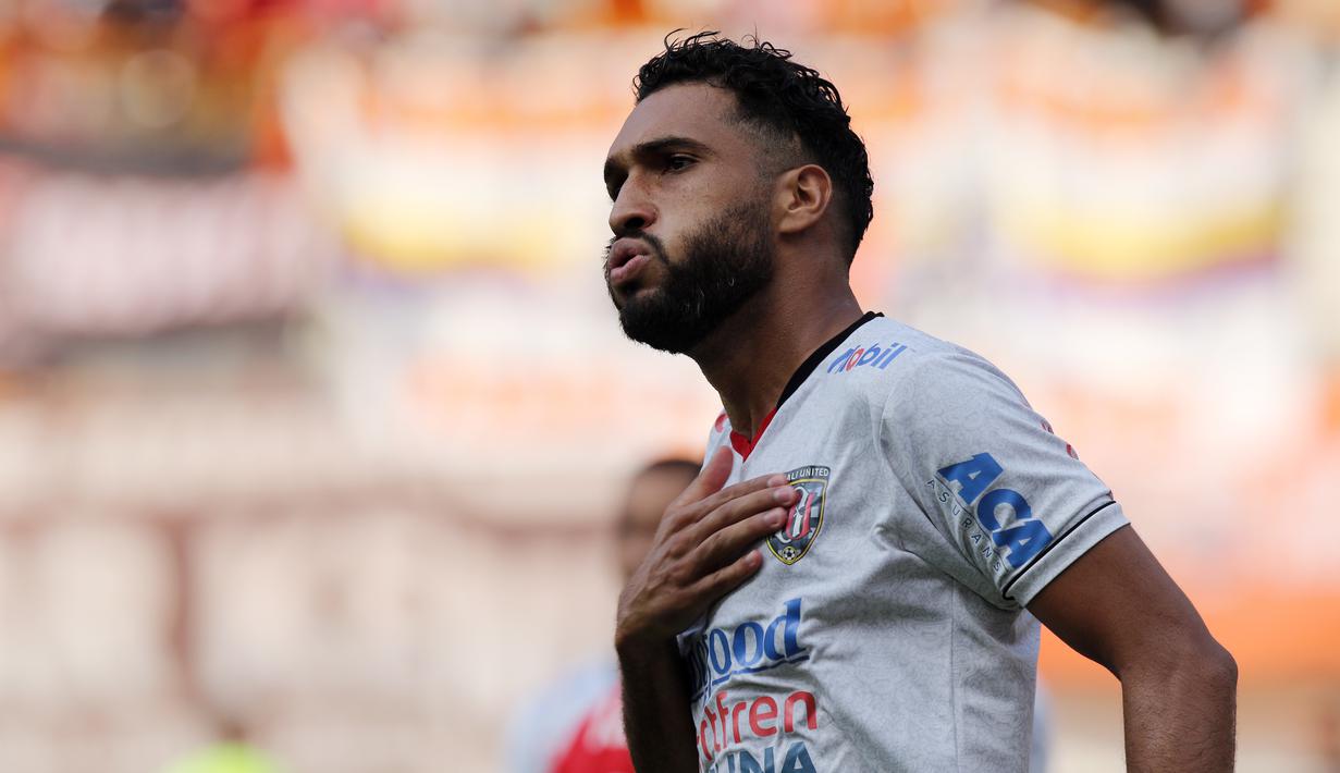 Bek Bali United, Willian Pacheco, saat melawan Persija Jakarta pada laga Piala Indonesia 2019 di Stadion Wibawa Mukti, Minggu (5/5). Persija menang 1-0 atas Bali United. (Bola.com/M Iqbal Ichsan)