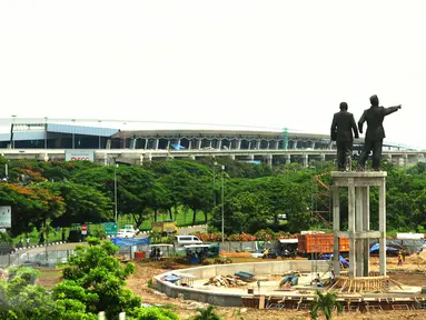 Pekerja melakukan pengerjaan patung Soekarno-Hatta di kawasan bandara internasional Soekarno Hatta, Tangerang, Banten, (27/1/16). Pemasangan kembali patung Soekarno-Hatta ditargetkan akan selesai pada bulan Febuari 2016. (Liputan6.com/Faisal R Syam)