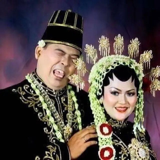 5 Potret Orang Tak Sengaja 'Kecolok' di Acara Pernikahan Ini Bikin Ketawa