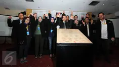 Salah satu Pimpinan KPK, Zulkarnain (tengah) berpose dengan para kader muda partai politik dalam acara Workshop di gedung KPK, Jakarta, (12/11/2015). Kpk ingin tanamkan mental pemilih yang berintegritas. (Liputan6.com/Helmi Afandi) 