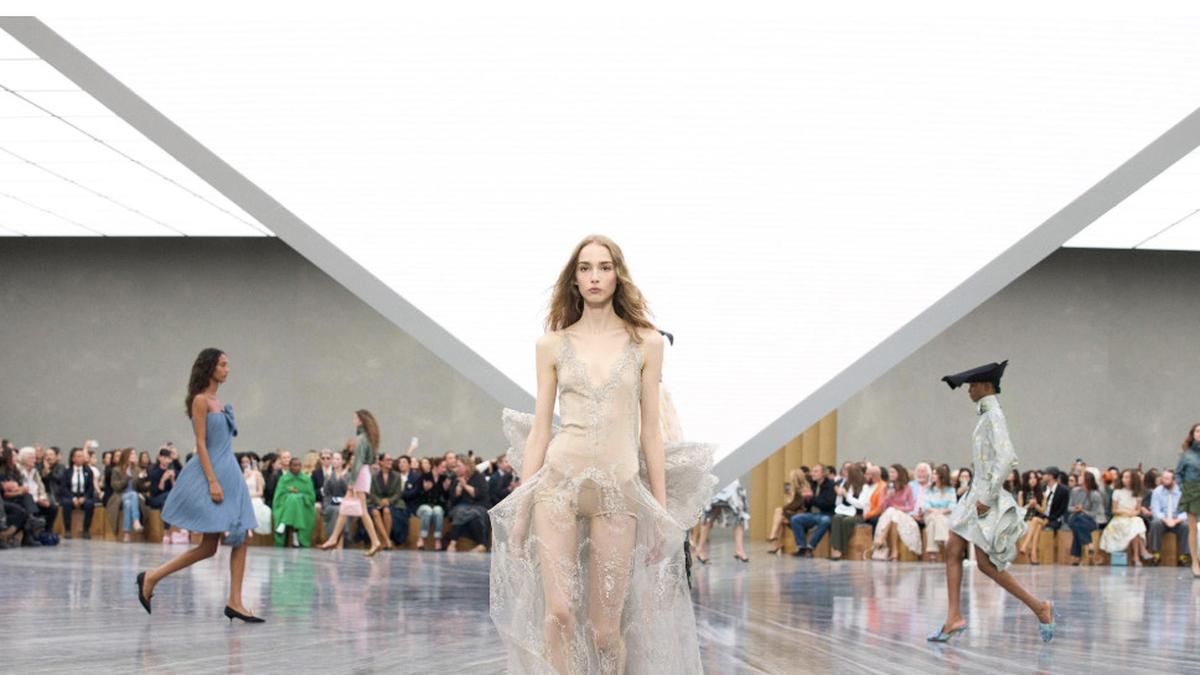 Jonathan Anderson Luncurkan Koleksi ready-to-wear Wanita Pertama untuk Dior