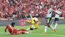 Kiper Persija Jakarta Nadeo Argawinata mengamankan bola saat menghadapi Persib Bandung pada pertandingan BRI Super League 2026/2027 di Stadion Utama Gelora Bung Karno (SUGBK), Jakarta, Sabtu (12/9/2026). Persija Jakarta berhasil mengalahkan Persib Bandung dengan skor 2-1. (KLY/Budy Santoso)