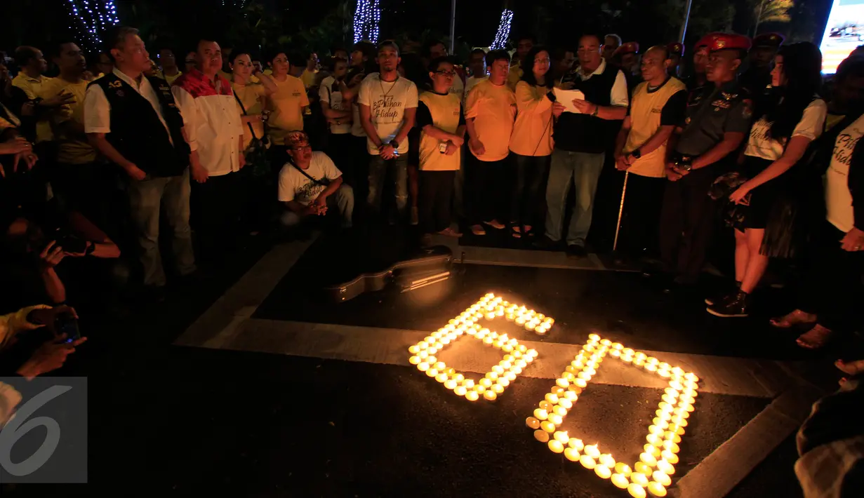 Sejumlah karyawan Artha Graha mengikuti aksi "Earth Hour" dengan menyalakan lilin membentuk angka 60 di kawasan SCBD Jakarta saat lampu-lampu di kawasan itu mulai dipadamkan selama satu jam pada Sabtu malam (19/3/2016). (Foto: Istimewa)