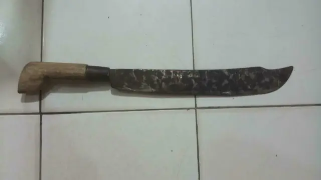 Parang yang Digunakan 'Gendruwo' Untuk Membacok Leher Ag (liputan6.com/Ahmad adirin)