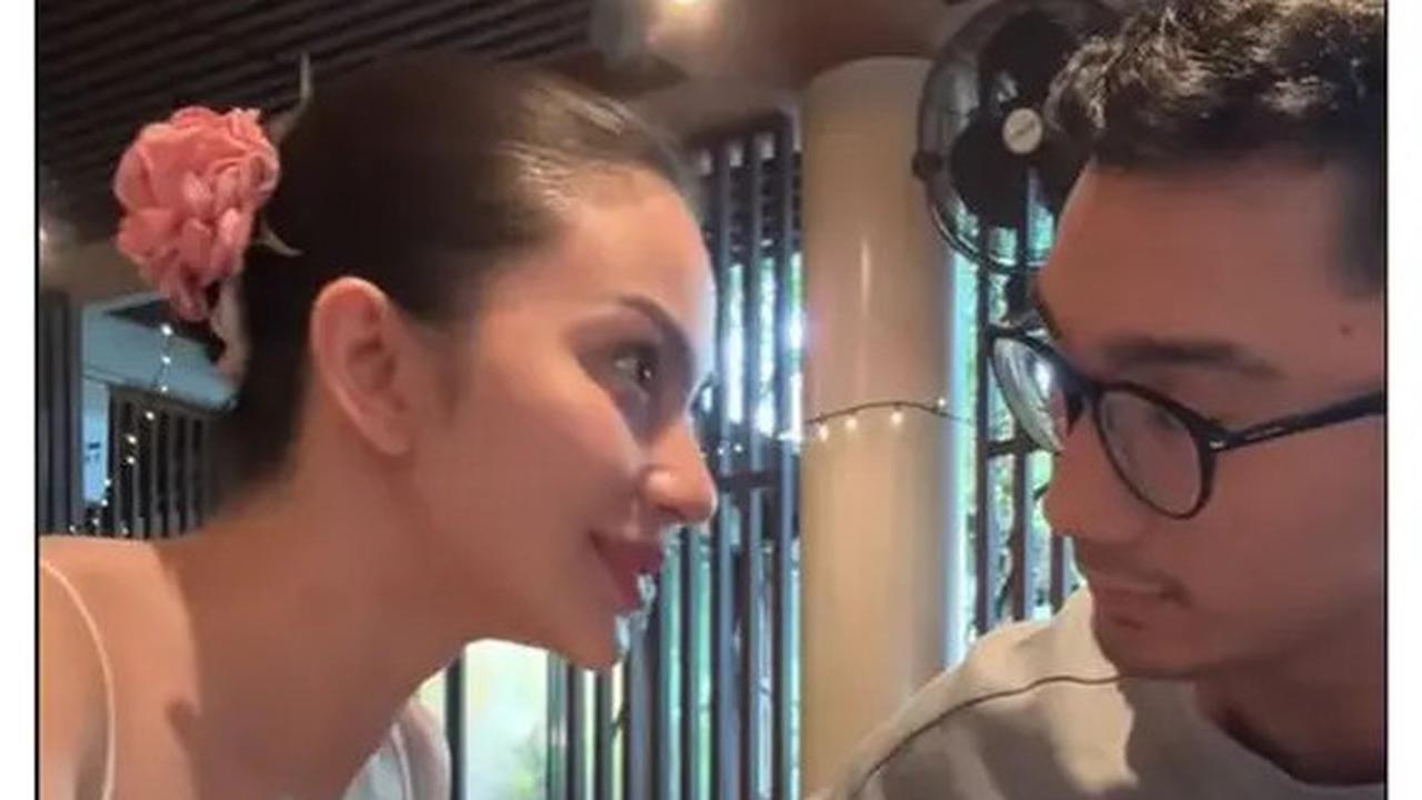 Makin Lengket Bak Perangko, 6 Potret Ariel Tatum dan Daffa Wardhana Ngabuburit di Kafe Sambil Main Lego
