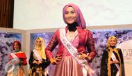 Salah satu finalis berpose dan memperkenalkan diri pada saat jumpa pres Puteri Muslimah Indonesia 2016 di SCTV Tower, Jakarta, Selasa (3/5). 20 finalis Puteri Muslimah akan m