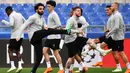 Para pemain Liverpool tampak serius saat latihan jelang laga Liga Champions di Stadion Olympic, Roma, Selasa (1/5/2018). Liverpool akan berhadapan dengan AS Roma. (AFP/Alberto Pizzoli)