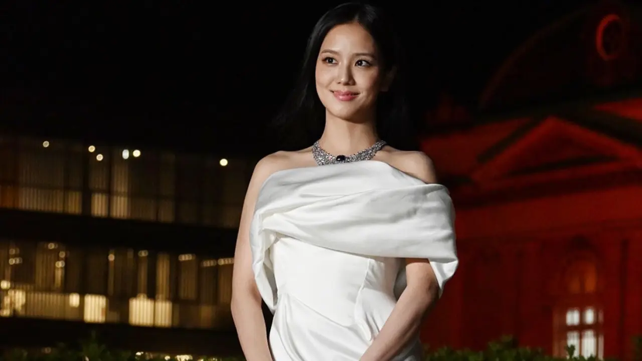 Gaya Anggun Jisoo Blackpink di Kyoto, Padukan Gaun Putih dan Kalung Cartier 41,01 Karat
