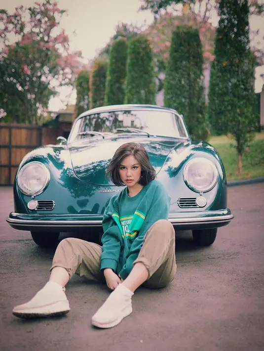 Mengenakan hoodie hijau botol dan memadukan dengan celana berwarna cokelat muda, outfit ala Vanesha Prescilla ini tampak simpel dan kece. Gaya rambut pendeknya membuat penampilannya jadi terlihat makin boyish. (Liputan6.com/IG/@vaneshaass)