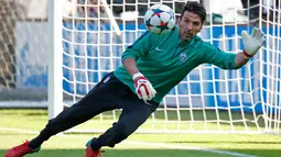 Kiper Juventus, Gianluigi Buffon berusaha menghalau bola saat melakukan sesi latihan di  Olympiastadion Berlin, Jerman (5/6/201515). Juventus akan menghadapi Barcelona di Final Liga Champions. (Reuters/Michael Dalder)