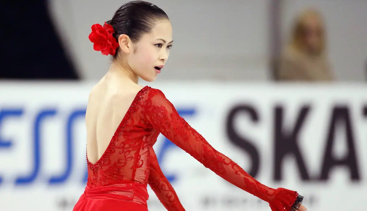 Satoko Miyahara atlet seluncur es putri asal Jepang beraksi selama mengikuti kompetisi  "America figure skating" di Milwaukee, Amerika Serikat, Jumat (23/10/2015).  Puluhan peserta dari berbagai dunia ikut dalam kompetisi ini. (REUTERS/Lucy Nicholson)