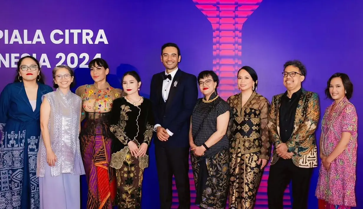 Bersama orang-orang hebat di balik layar kesuksesan FFI 2024, kebahagiaan terpancar jelas di wajah Prilly Latuconsina. Dari potret tersebut terlihat jika bintang film Budi Pekerti itu menjadi yang paling muda. Ucapan selamat atas pencapaian Prilly sebagai Ketua Pelaksana FFI 2024 ini ramai dibubuhkan netizen dan beberapa rekan selebriti di kolom komentar unggahan Prilly. (Liputan6.com/IG/@prillylatuconsina96)