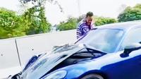 Kecelakaan&nbsp;mobil Porsche usai melaju dengan kecepatan tinggi hingga hilang kendali dan menabrak mobil Toyota Rush yang ada di depannya. (Liputan6.com/ Dian Kurniawan)