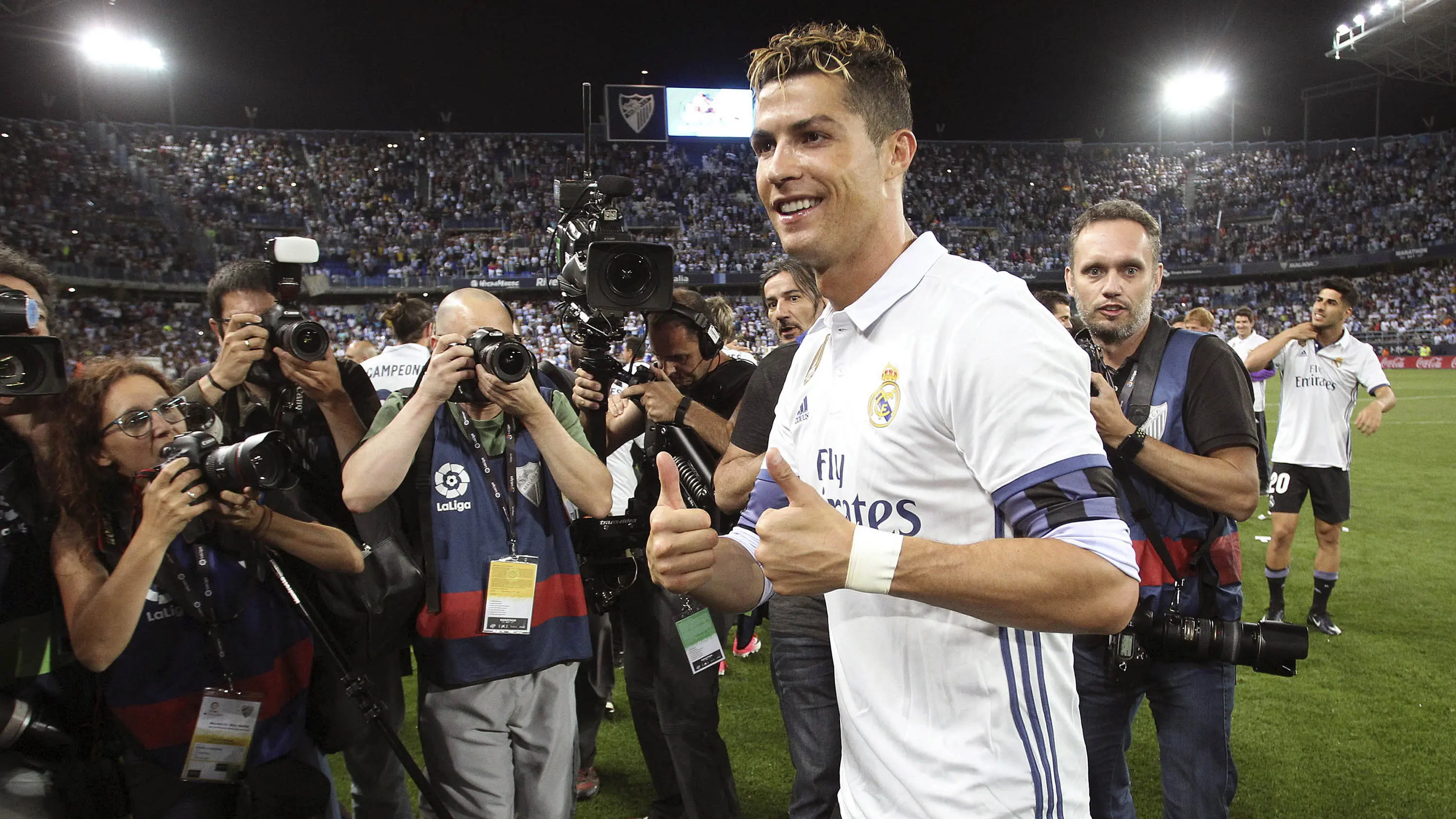 Cristiano Ronaldo merayakan gelar La Liga setelah Real Madrid menaklukkan Malaga. (EPA/Daniel Perez)