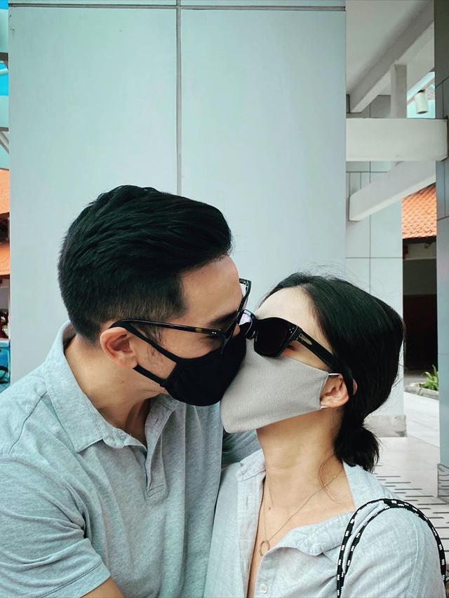 Andrew White dan Nana Mirdad