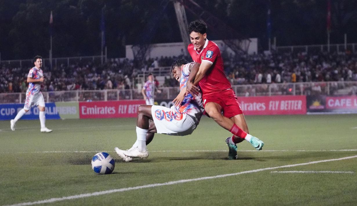 Pemain Timnas Indonesia, Rafael Struick (kanan) berebut bola dengan pemain Filipina, Jefferson Tabinas pada laga matchday kedua Grup F putaran kedua Kualifikasi Piala Dunia 2026 Zona Asia di Rizal Memorial Stadium, Manila, Selasa (21/11/2023) malam WIB. (Dok. PSSI)