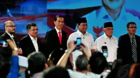 Capres-cawapres pasangan Jokowi-JK dan Prabowo-Hatta tampak berfoto bersama. Jakarta, Minggu (15/6/14) (Liputan6.com/Johan Tallo)