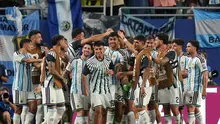 Tim Argentina merayakan kemenangan setelah Diney Borges  dari Cape Verde mencetak gol bunuh diri selama pertandingan sepak bola babak 32 Piala Dunia di Miami Gardens, Florida, Jumat, (03/07/2026). (AP Photo/Lynne Sladky)