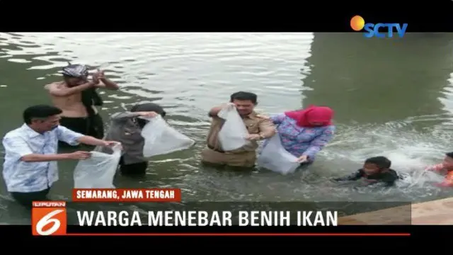 Untuk memperingati Tahun Baru Islam, Warga Semarang, Jawa Tengah sebar 10 ribu benih ikan di Banjir Kanal Semarang.