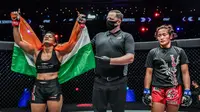 Ritu Phogat (kiri) akan berlaga di final One Championship khusus wanita (Ist)