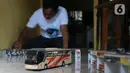 Perajin menyelesaikan pembuatan miniatur loket bus yang terbuat dari karton daur ulang di kawasan Parung Bingung, depok, jawa Barat, Minggu (3/7/20222). Dalam sehari ia mampu memproduksi 10 item miniatur dengan harga antara Rp 15 ribu hingga Rp 300 ribu. (merdeka.com/Arie Basuki)