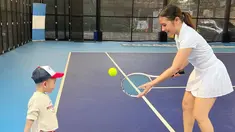 Ditengah kesibukannya menjalani syuting dan segala aktivitas bisnisnya, Prilly Latuconsina selalu menyempatkan diri untuk menikmati hobi dan olahraga. Salah satu olahraga yang belakangan ini ia lakukan adalah tenis. Permainan tenis ini memang tengah populer di kalangan para selebriti. (Liputan6.com/IG/@prillylatuconsina96)