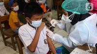 Seorang siswa saat disuntik vaksin COVID-19 Pfizer di SDN Panunggangan 5, Pinang, Kota Tangerang, Selasa (19/10/2021).  Pelaksanaan vaksinasi untuk pelajar usia 12 tahun ini dilakukan dalam rangka persiapan pelaksanaan pembelajaran tatap muka (PTM). (Liputan6.com/Angga Yuniar)