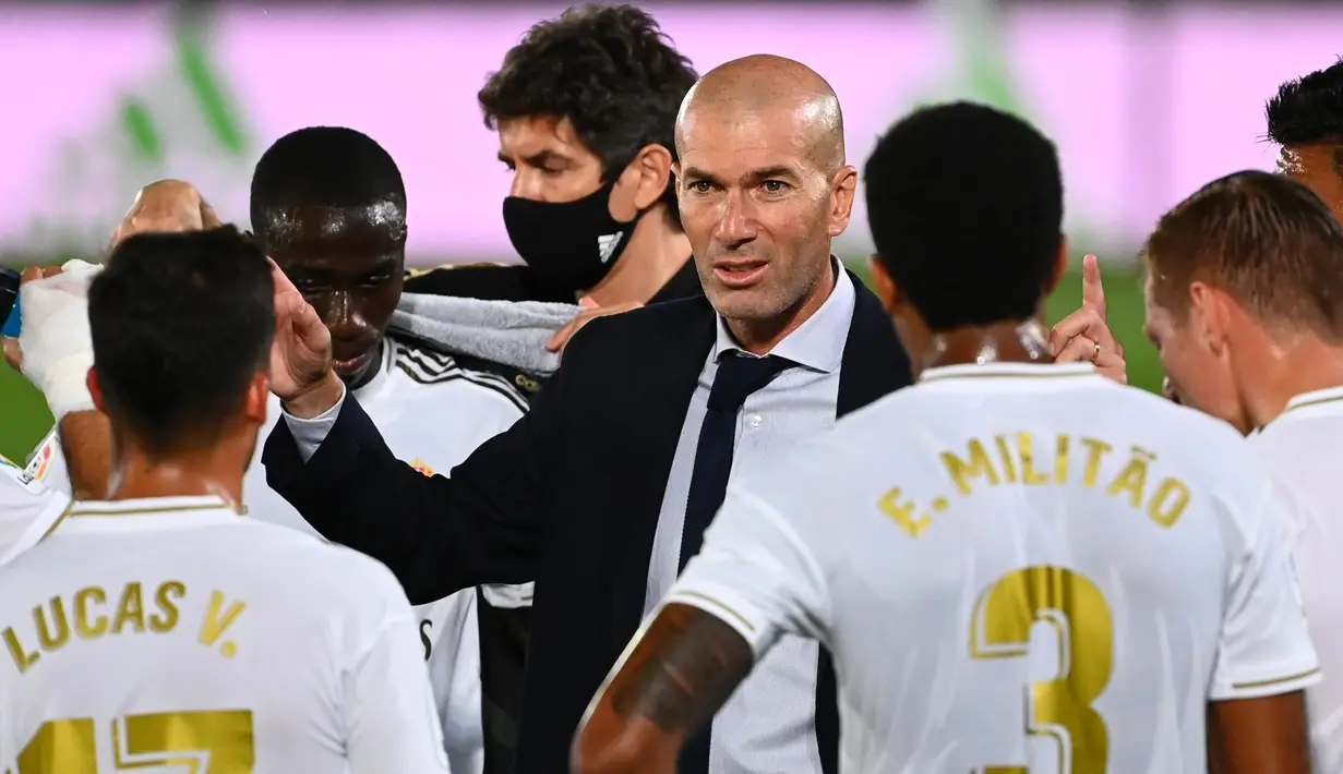 Pelatih Real Madrid, Zinedine Zidane, memberikan arahan kepada pemainnya saat menghadapi Alaves pada laga lanjutan La Liga pekan ke-35 di Stadion Alfredo di Stefano, Sabtu (11/7/2020) dini hari WIB. Real Madrid menang 2-0 atas Alaves. (AFP/Gabriel Bouys)