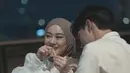 Tidak berhenti di situ, Rey juga memberikan hadiah spesial berupa perhiasan untuk Dinda, berupa kalung dan gelang. Dinda tampak bahagia saat Rey mengenakan gelang tersebut di pergelangan tangannya. Hadiah ini menjadi lambang cinta Rey yang selalu ingin membuat Dinda merasa istimewa di hari spesialnya. (Liputan6.com/IG/@dindahw)