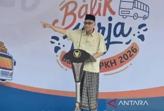 Menteri Haji dan Umrah Mochamad Irfan Yusuf saat menghadiri acara Balik Kerja Bareng Badan Pengelola Keuangan Haji (BPKH) 2026 di Surabaya. (Antara)