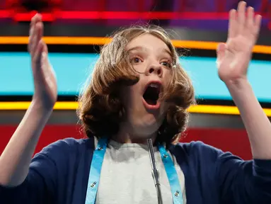 Erin Howard (12), peserta dari Alabama, bereaksi setelah mengeja dalam bahasa Inggris pada acara 90th Scripps National Spelling Bee di Oxon Hill, Maryland, Kamis (1/6). (AP Photo/Alex Brandon)