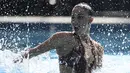 Kejadian yang menimpa perenang artistik USA berusia 25 tahun ini merupakan yang kedua kalinya setelah sebelumnya Anita Alvarez pun pernah mengalami kejadian serupa pada Kualifikasi Olimpiade Tokyo 2020 di Barcelona tahun lalu. (AP/Anna Szilagyi)