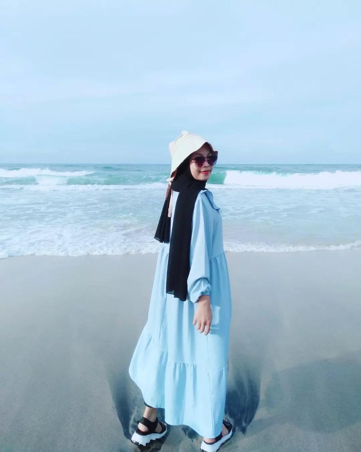 6 Inspirasi OOTD Hijab Pantai Simpel yang Nyaman dan Stylish, Cocok untuk Foto - Main Air