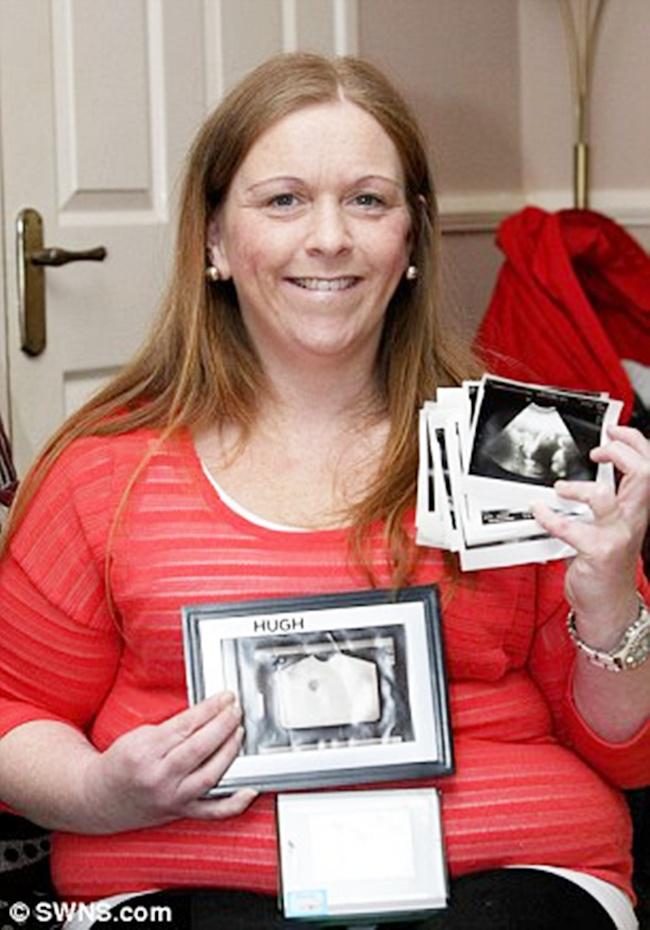 Leona memperlihatkan hasil USG kehamilannya dengan bahagia | foto: copyright dailymail.co.uk