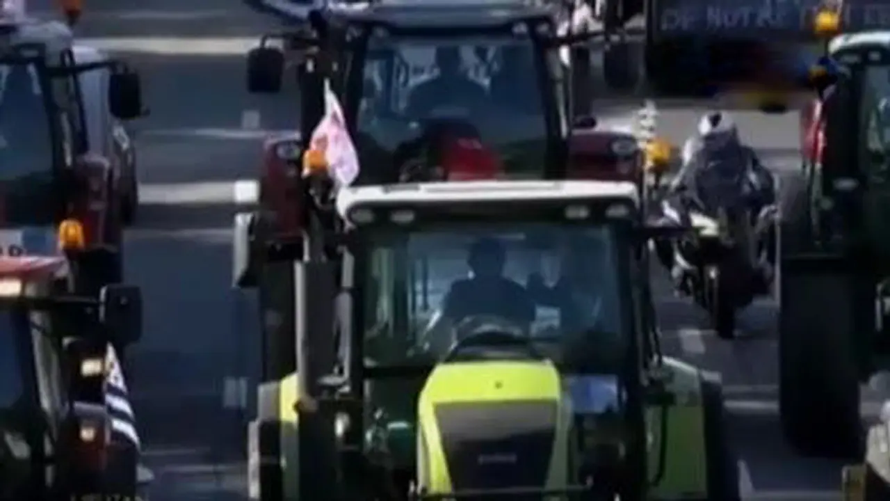 Unjuk Rasa Petani, Ribuan Traktor Blokade Jalan Tol Kota Paris