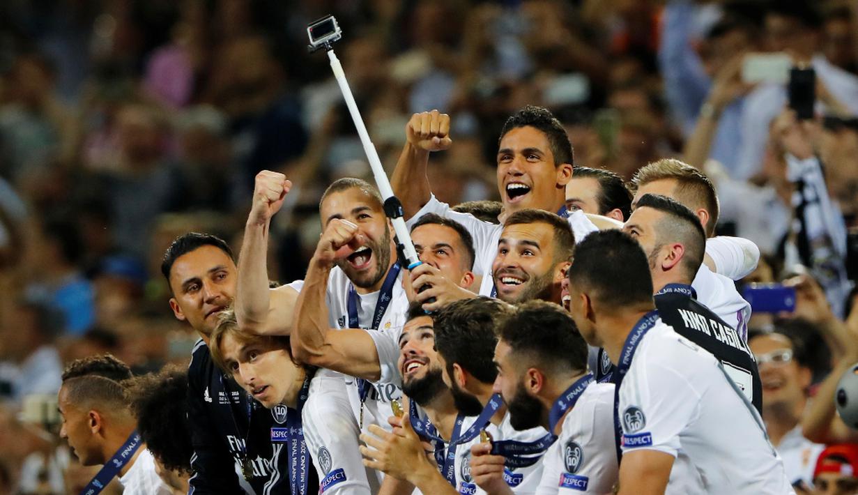 Pemain Real Madrid berfoto bersama saat merayakan gelar juara Liga Champions ke-11 di Stadion San Siro, Milan, Minggu (29/5/2016) dini hari WIB. (Reuters/Stefan Wermuth)