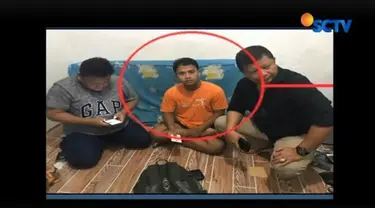 Dalam penangkapan itu polisi menyita barang bukti berupa dua buah telepon genggam dan bendera Hizbut Tahrir Indonesia.