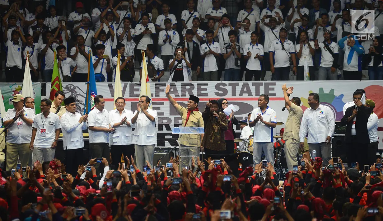 Ketum Partai Gerindra Prabowo Subianto dan ribuan buruh saat peringatan May Day Nasional di Gedung Istora Senayan, Jakarta, Selasa (1/5). Ribuan buruh memberi dukungan kepada Prabowo Subianto sebagai Presiden pada Pilpres 2019. (Merdeka.com/Imam Buhori)