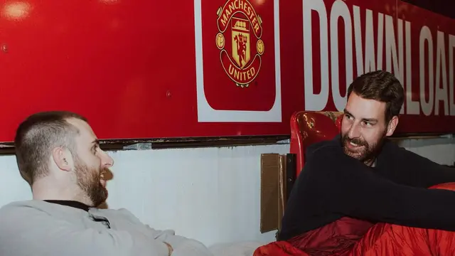 Bukan di Hotel, Tapi di Lapangan Hijau, Pengalaman Unik Tidur di Stadion Manchester United Sambil Beramal