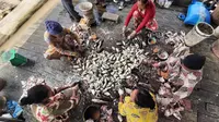Para nelayan di Sungai Rebaq Rinding, Kecamatan Muara Muntai, Kabupaten Kutai Kartanegara mengolah ikan air tawar menjadi ikan asin. Meski terpencil, ikan olahan nelayan ini menembus pasar di Pulau Jawa.