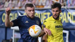 Bek Dinamo Zagreb, Stefan Ristovski (kiri) berebut bola dengan bek Villarreal, Alfonso Pedraza dalam laga leg kedua perempatfinal Liga Europa 2020/2021 di La Ceramica Stadium, Villarreal, Kamis (15/4/2021). Dinamo Zagreb kalah 1-2 dari Villarreal. (AFP/Jose Jordan)