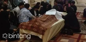 Dua Minggu Sebelum Meninggal, Ayah Rina Gunawan Jalani Operasi Kecil