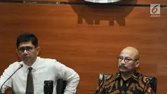 Wakil Ketua KPK, Laode M Syarif dan Anggota Pansel MK Mas Achmad Santosa memberikan keterangan usai melakukan pertemuan di gedung KPK, Jakarta, Senin (9/7). Pertemuan tersebut meminta masukan kreteria 9 nama calon hakim MK. (Merdeka.com/Dwi Narwoko)