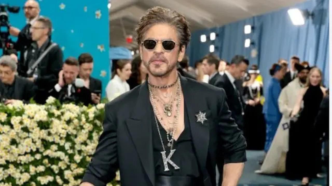 Potret Shah Rukh Khan Debut di Met Gala 2025, Melenggang dengan Kalung Berliontin Huruf K Jumbo