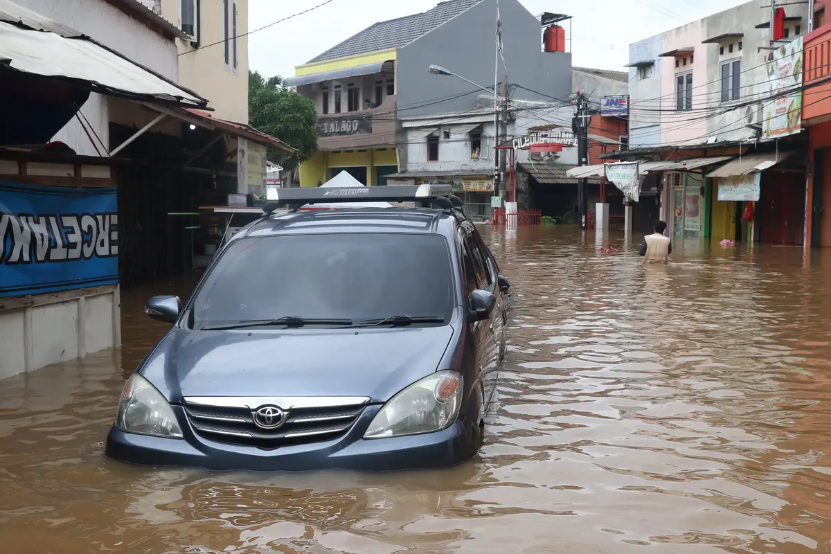 Banjir Setinggi Dada Orang Dewasa, Warga Perumahan Ciledug Indah Dievakuasi