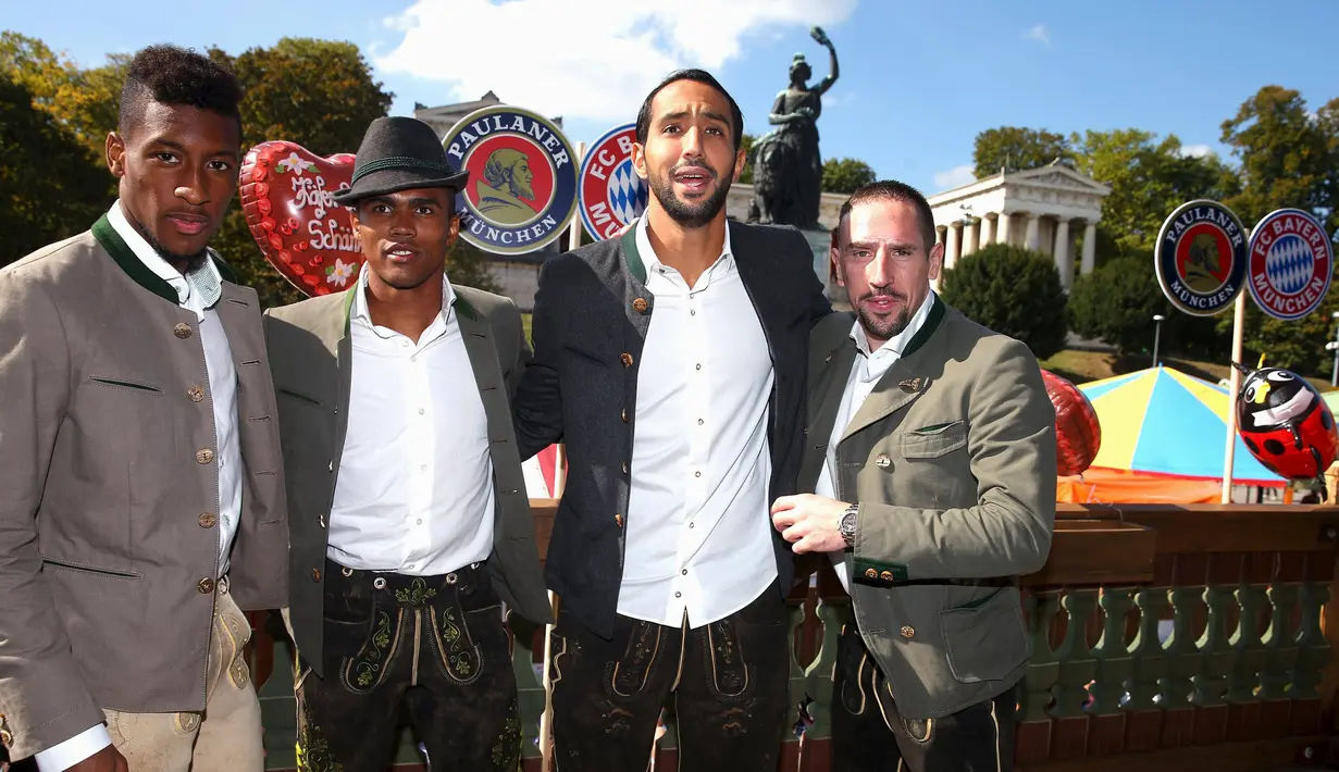 Pesepakbola tim Bayern Munchen Kingsley Coman, Douglas Costa, Medhi Benatia dan Franck Ribery berpose saat menghadiri Festival Oktoberfest di Munich, Jerman, Rabu (30/9/2015). (REUTERS/Alexander Hassenstein/Pool)