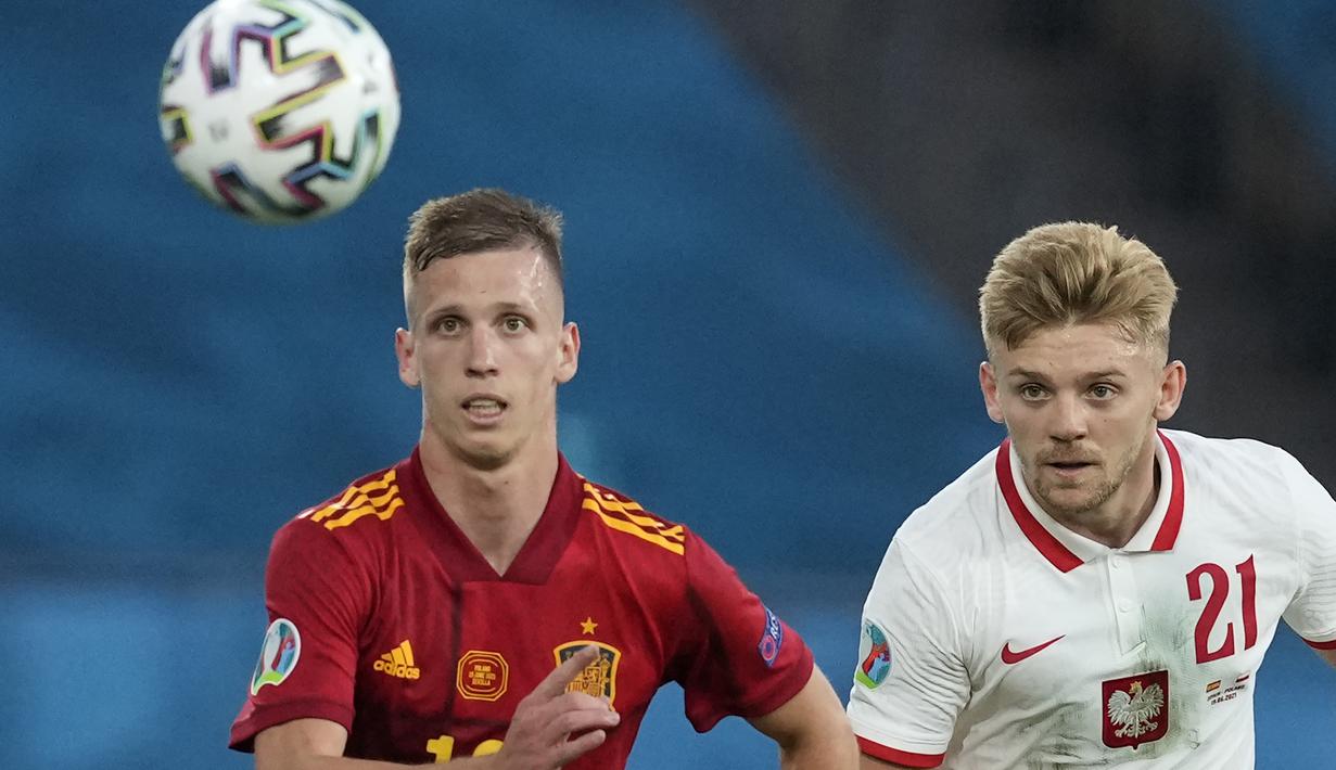 Giliran Spanyol menciptakan peluang pada menit ke-9 melalui tendangan gelandang Daniel Olmo (kiri). Sayang, tendangannya masih terlalu lemah hingga mampu diredam kiper Polandia, Wojciech Szczesny. (Foto: AP/Pool/Thanassis Stavrakis)