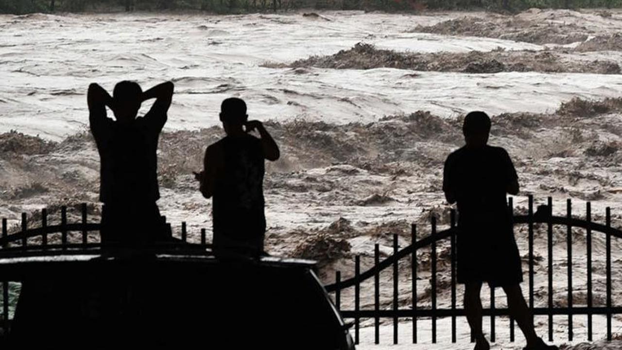 Terjangan Topan Doksuri membuat Beijing dan sekitarnya dilanda hujan tanpa henti selama berhari-hari. Akibatnya, banjir bandang pun terjadi sehingga menewaskan sedikitnya 11 orang di wilayah China utara itu.