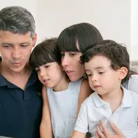 Mengatur jadwal dua anak sekaligus memang tidak selalu berjalan mulus. Akan ada momen ketika jadwal tidur bertabrakan atau salah satu anak harus menunggu. (foto/dok: freepik/pch.vector)